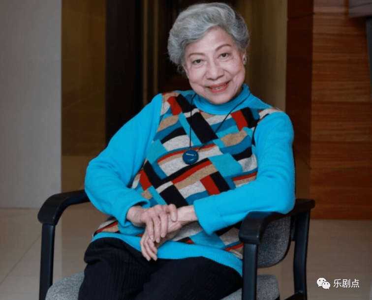 88岁tvb老戏骨罗兰看中医,背尼龙包穿旧球鞋,对粉丝说话温柔无架子