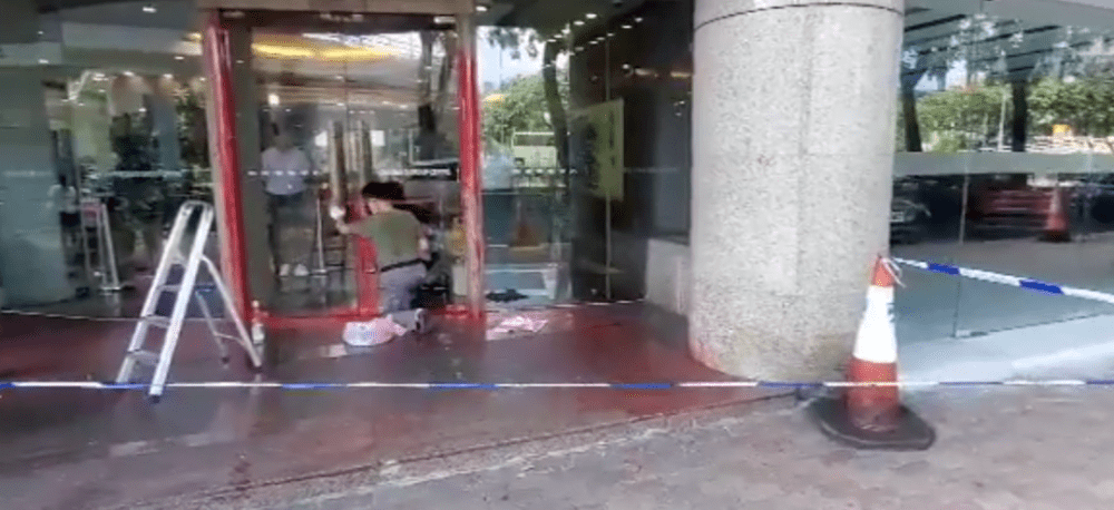 比亚迪3小时内香港4店铺遭泼红漆、撞闸门，员工：歹徒针对比亚迪品牌