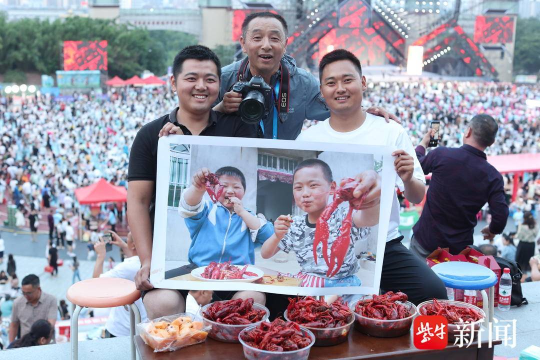 万人龙虾宴再现盱眙 都梁不眠夜炽烈回归_广场_林东和_益民