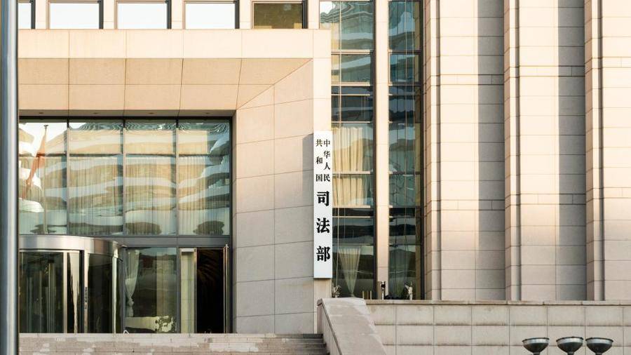司法部：截至2022年底，全国执业律师超65万人_服务_基层_法律