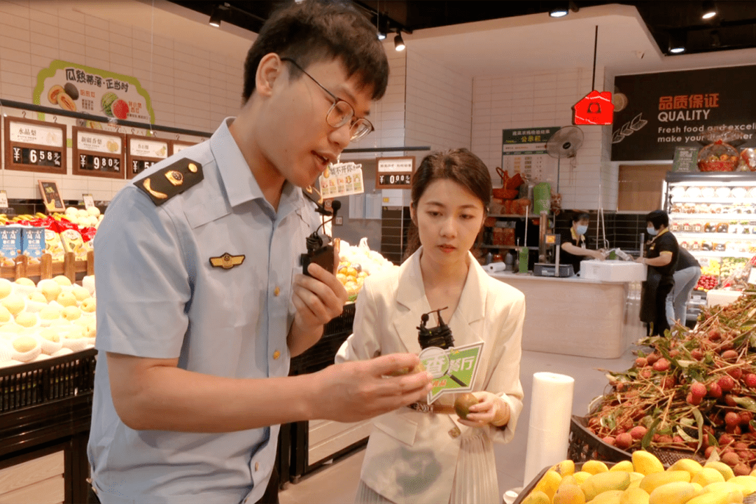 翁源县市场监管局执法人员重点检查了食品经营者是否亮证经营,是否