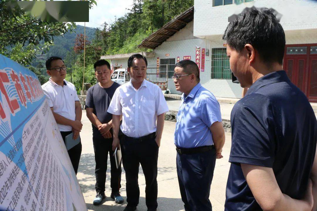 6月13日,县委书记曹勇到民和镇大塘村,韭菜村调研车坝河水库工程建设
