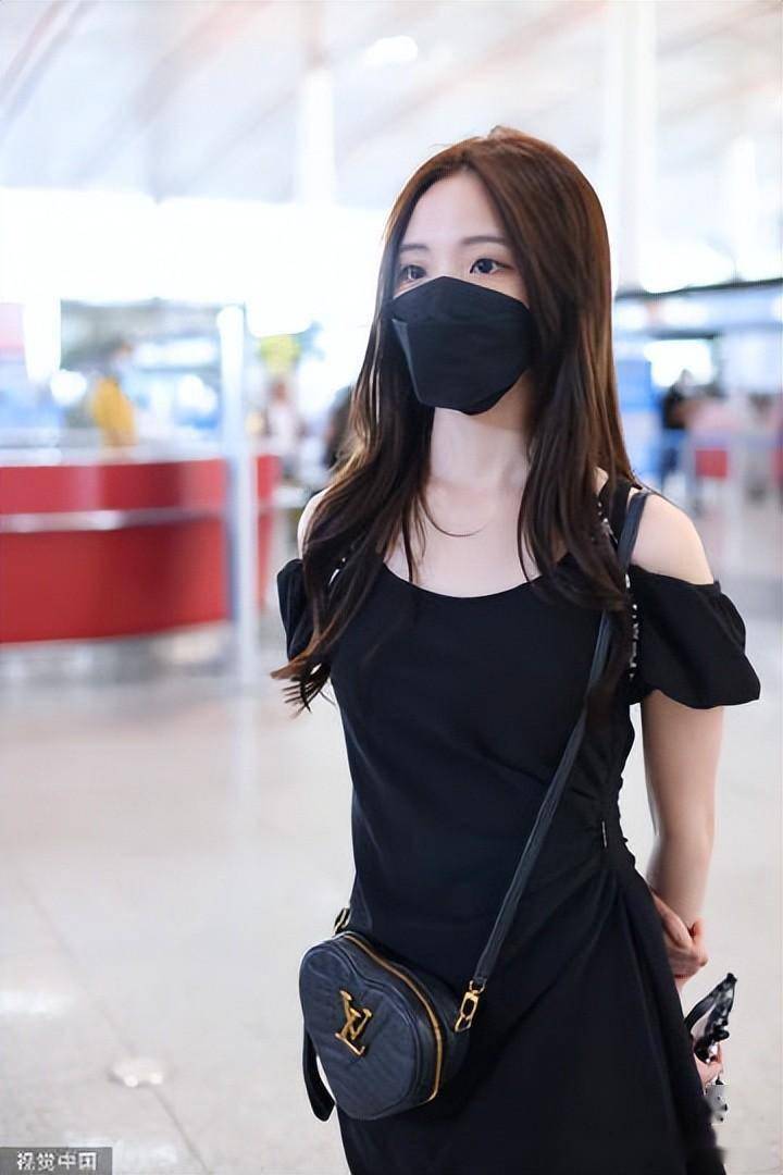 郑乃馨现身北京首都机场,露肩小黑裙清凉俏丽,nene太可爱啦_手背
