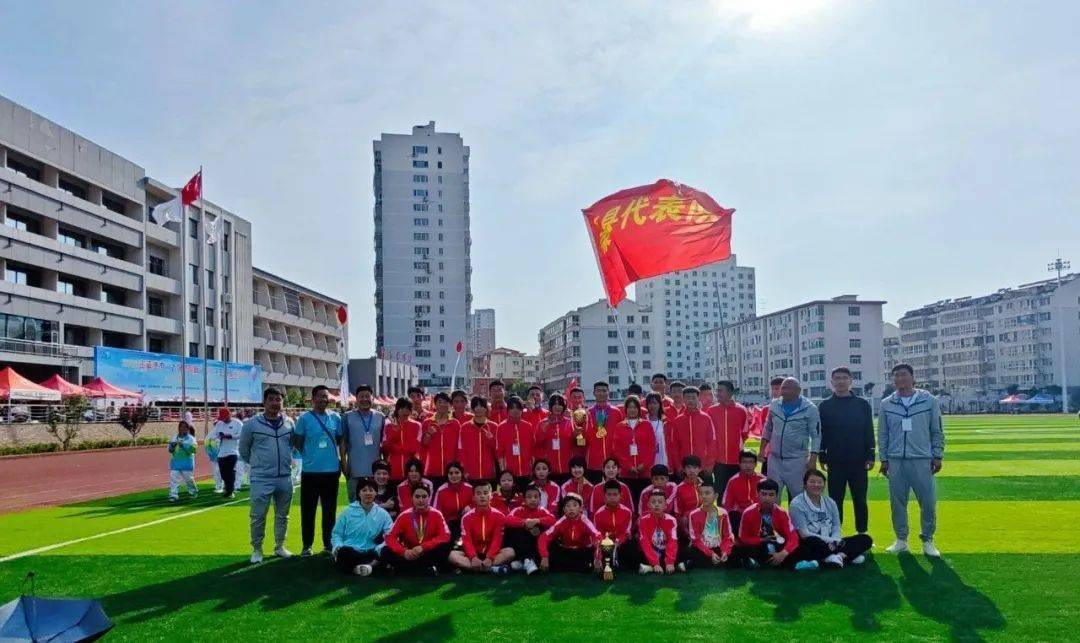 滦平县运动健儿在承德市中小学生田径运动会上打破保持23年承德市运会