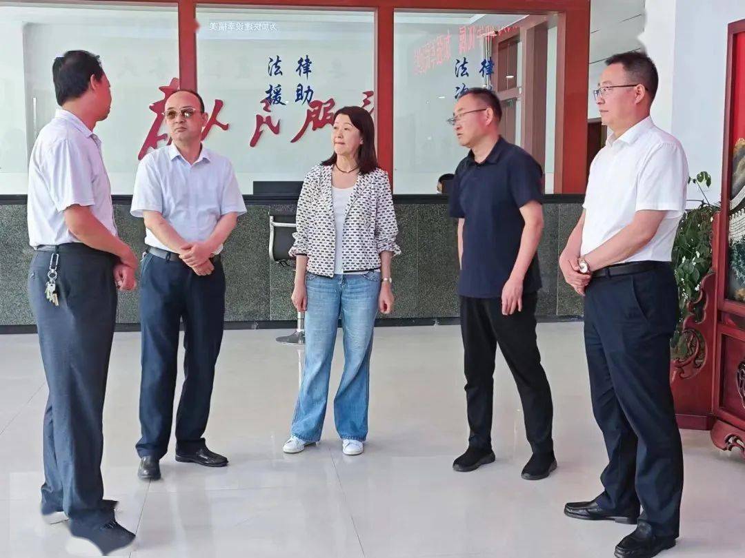 市委常委,政法委书记李逢春主持座谈会并讲话.