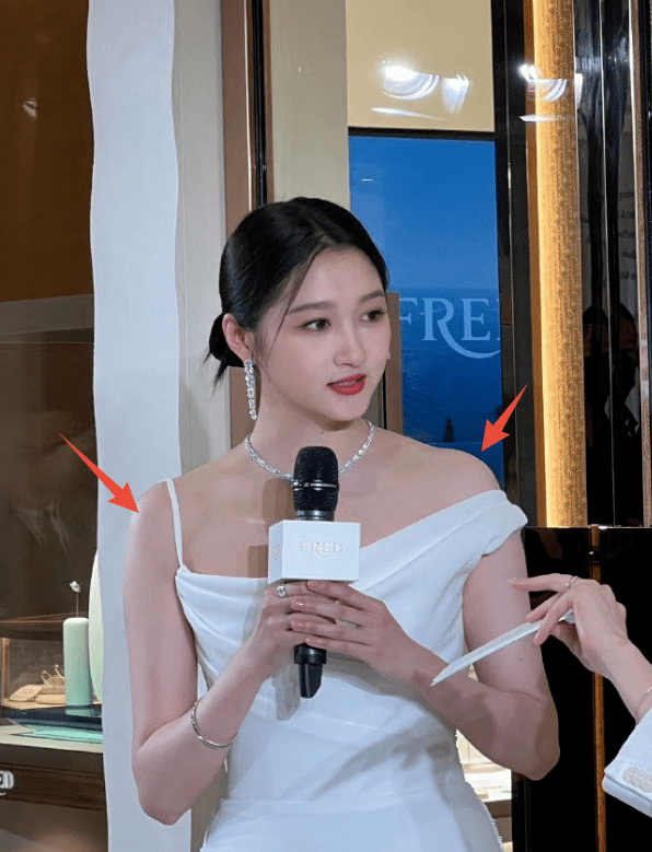 关晓彤怀孕风波升级!不止发福明显还刻意遮挡,更多细节曝光!