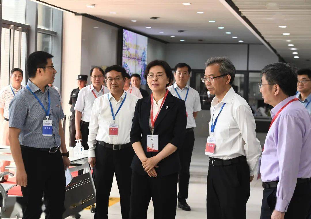 南京师范大学两个高考评卷点,徐缨到有关科目评卷室,专家组办公室