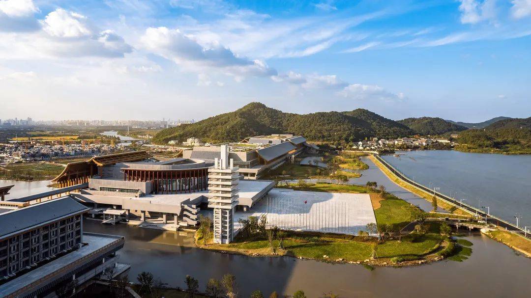 宁波国际会议中心望岚酒店位于东钱湖西岸,是宁波国际会议中心的重要