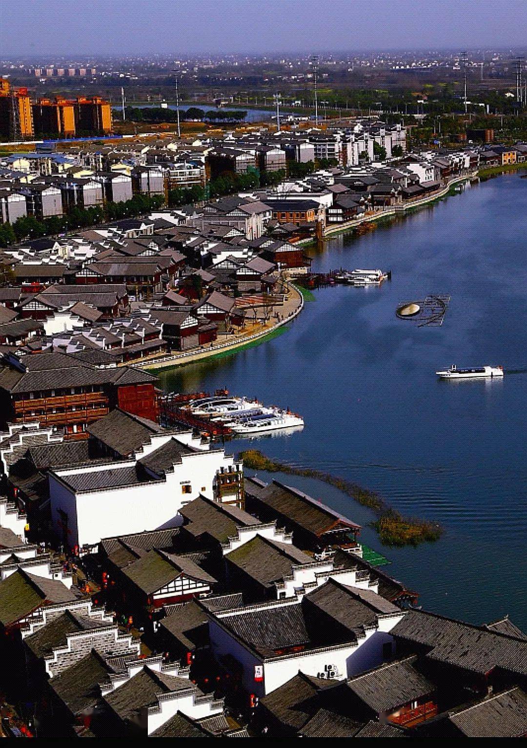 1924年7月9日(农历)出生在湖南省常德河街,祖籍为湖南省凤凰县城,土家