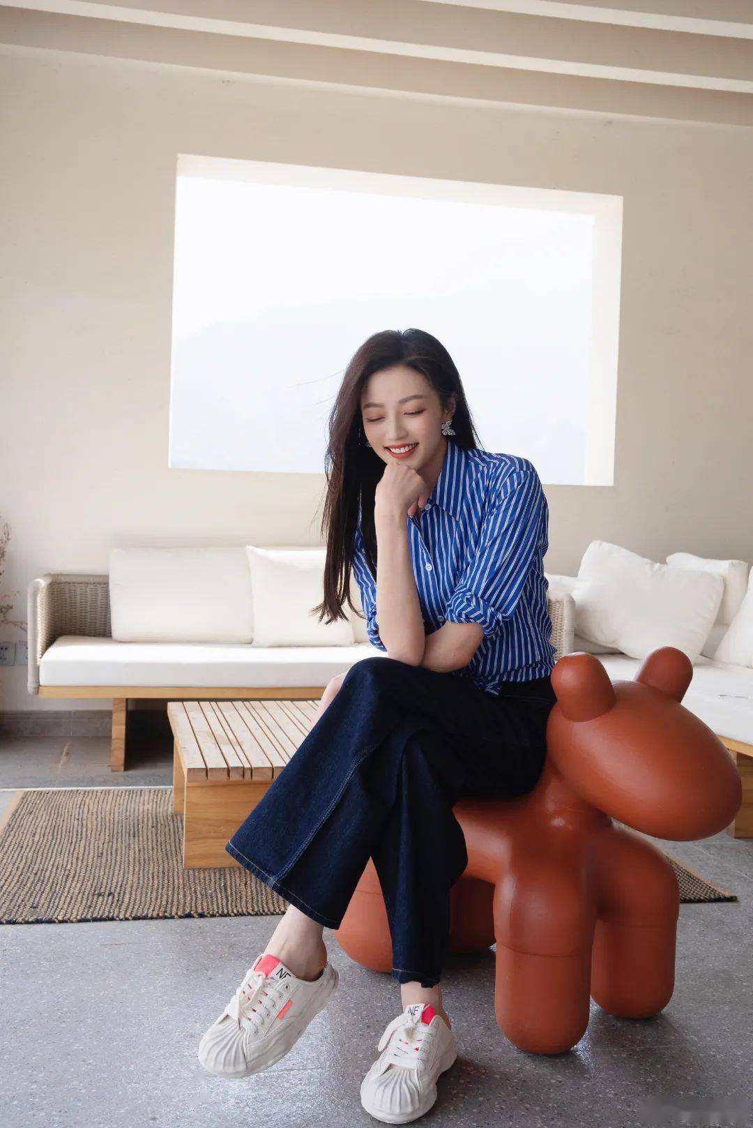 王秀竹小飞袖的竖条纹连衣裙清新大方,温柔恬静的美与夏日满目绿色的