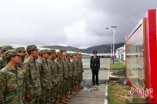 西藏军区某边防部队举行新兵入营仪式