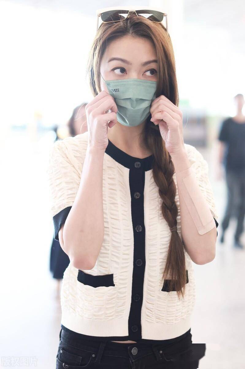 街拍:薛凯琪黑白拼色褶皱开衫 黑色紧身牛仔裤温柔邻家_北京_机场