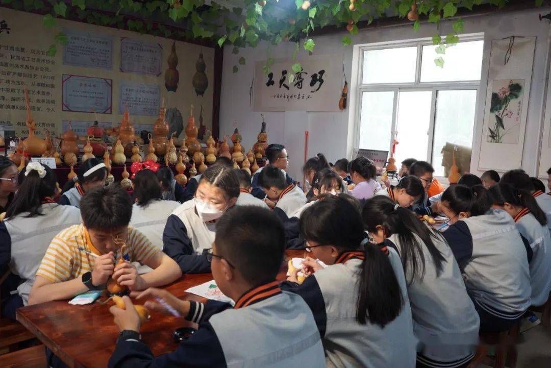 葫芦雕刻大师白正兵对接兰州第三中学200余位同学,带大家走进临夏市茶