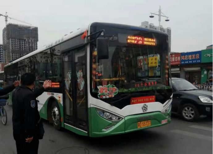 邯郸公交60年 61 征文选登丨幸福路上有您相伴_车厢_街道_车辆