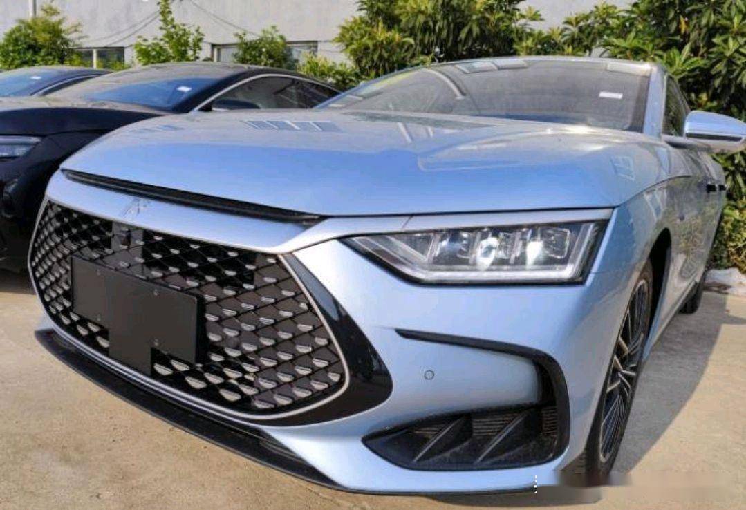 比亚迪汉:天蓝色漆面质感十足,空间不逊丰田凯美瑞,优雅大气_搜狐汽车