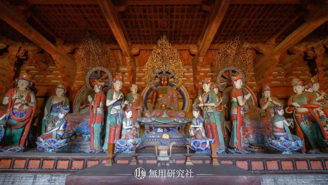 佛光寺东大殿面阔七间,进深四间,屋顶样式为庑殿顶,平面用金厢斗底槽