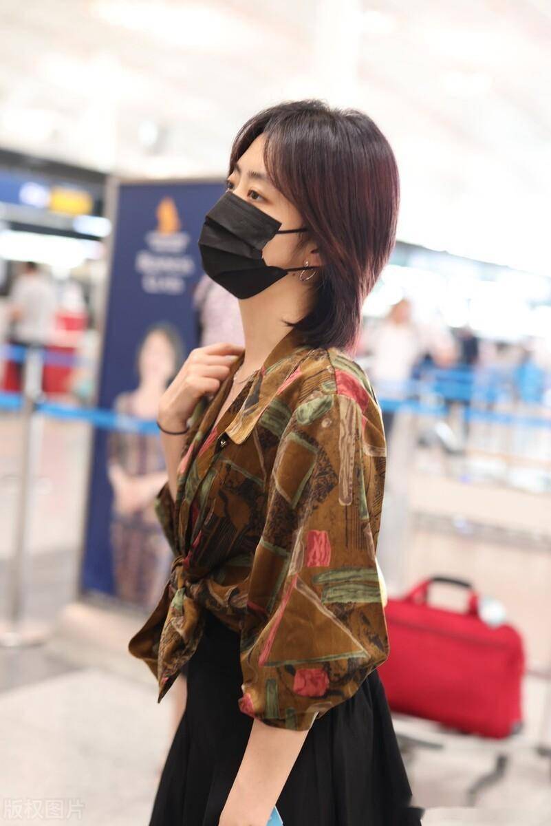 谭松韵街拍:印花外衣百褶裙休闲时尚_北京_机场