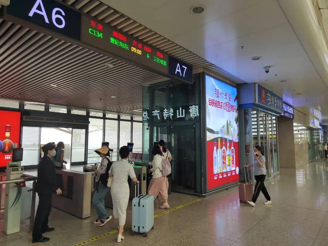 保证旅客顺利换乘,他们这样做!_列车_进行_唐山站