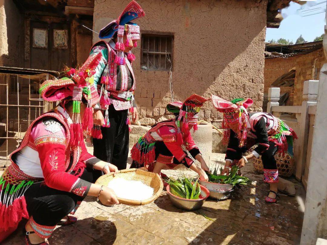 洗粽叶,包粽子可见彝乡妇女们身着花腰彝服饰走进彝乡哨冲镇尽享端午
