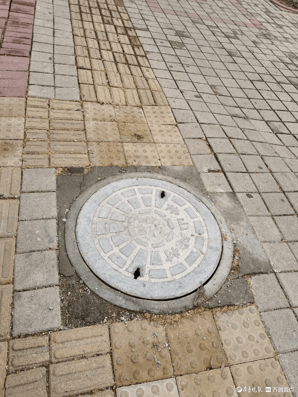 德州天衢中路八一小区公交站牌附近的一处井盖破损,该处井盖处于盲道