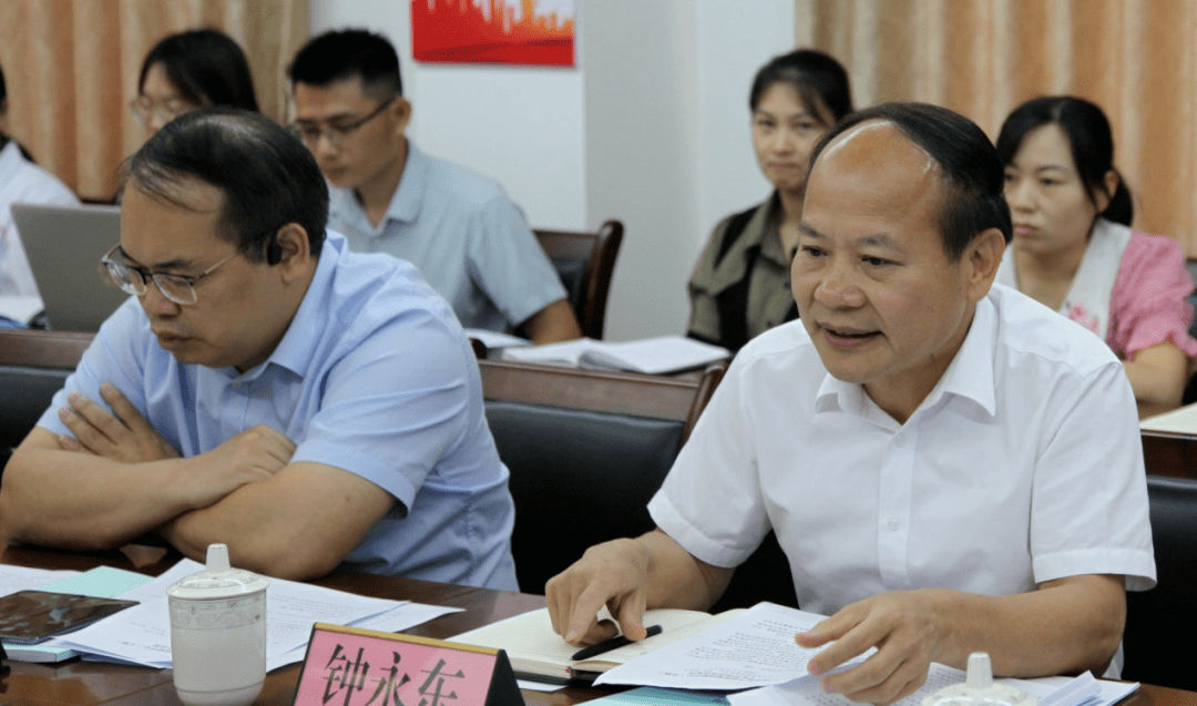 玉林市政府副秘书长蒋银辉代表市政府发言,一是全力