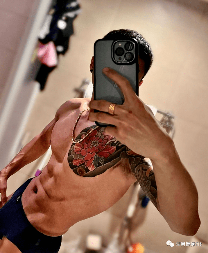 精瘦的纹身肌肉男__wei