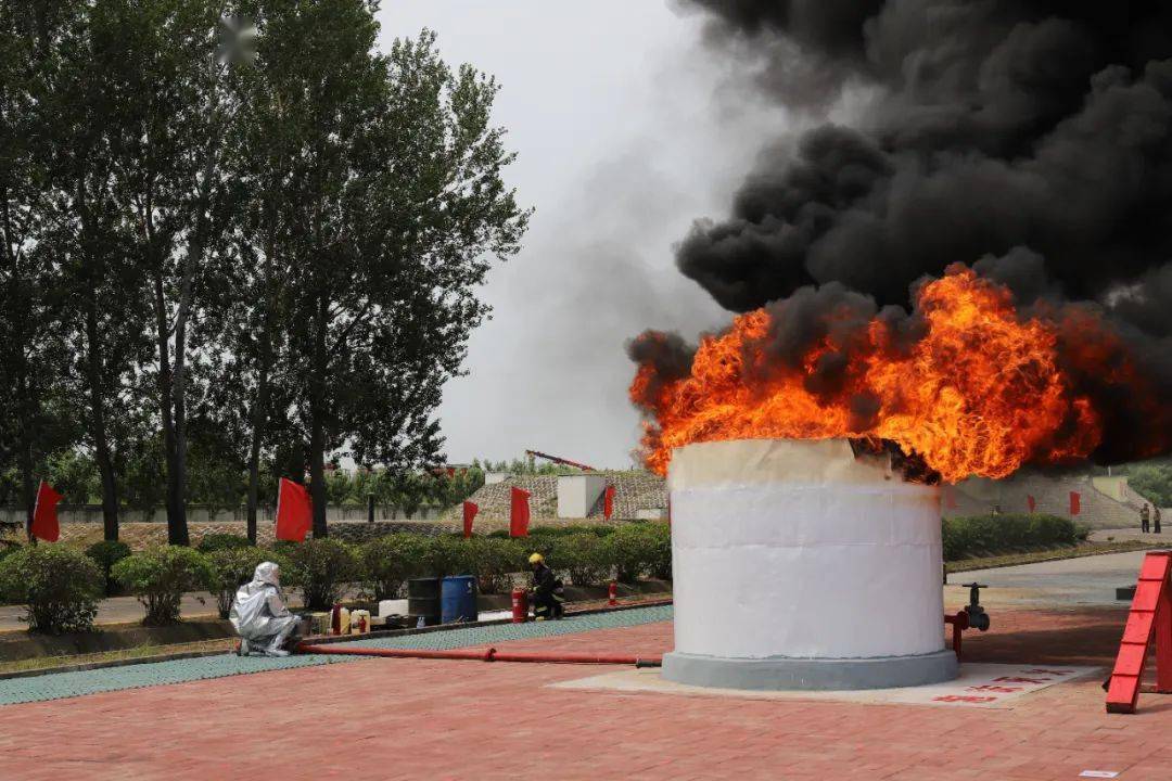 此次演练地点设置在中国石油佳木斯销售分公司莲江口油库,现场模拟