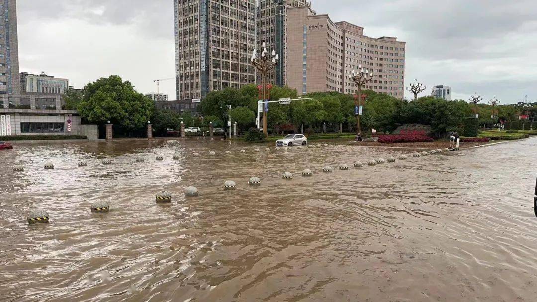 南昌县洪州大道东侧受持续强降雨影响6月20日7时许南昌县内涝积水严重