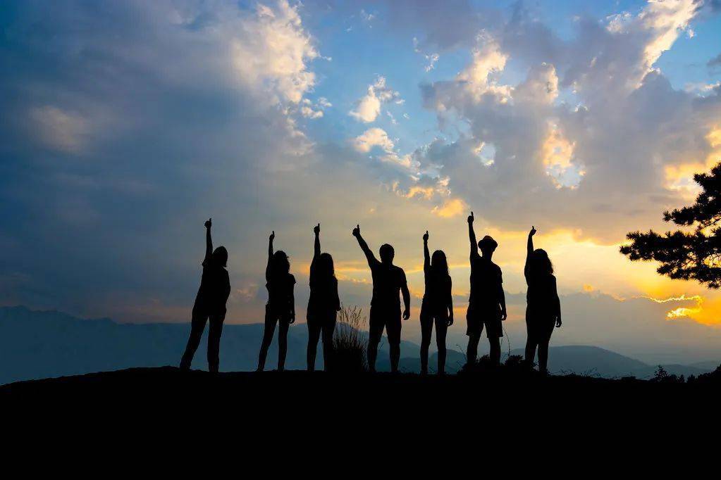 爱上跟团游的年轻人,正在偷偷重返旅游门店_旅行_小宜_同程