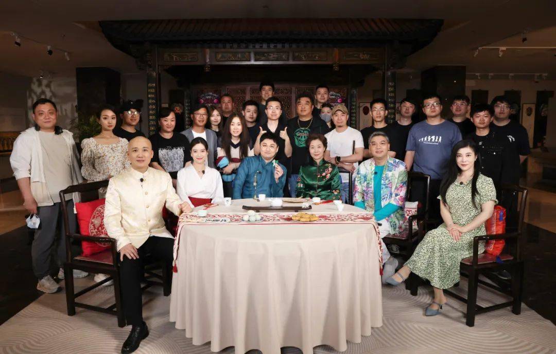 受邀与苏剧昆曲名家王芳,民俗美食家姜波,湖北京剧院演员谈元,上海