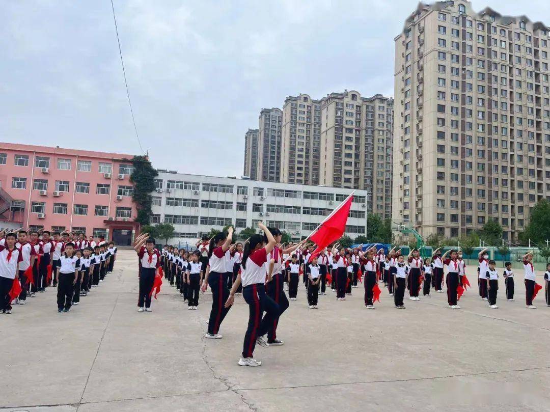 安丘市大华小学举行中国少年先锋队2023年分批入队暨新队员入队仪式