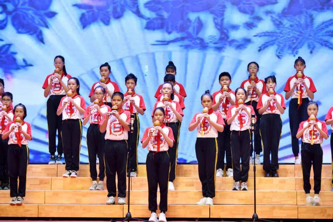 一场视觉的盛宴在此拉开帷幕,巧妙,整齐的队形,悦耳的乐声,歌声和伴着