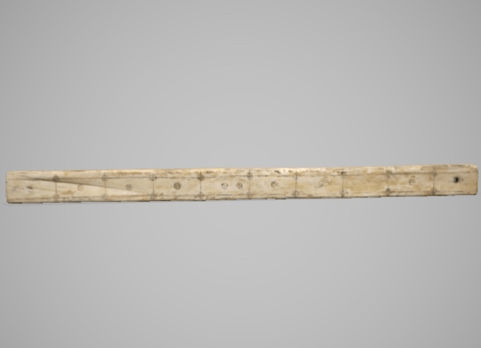 把骨尺刻度清晰，明确了晋代一尺的长度，从而“发现了一座消失的城”。骨尺按照西晋的尺来计算的话呢，西晋