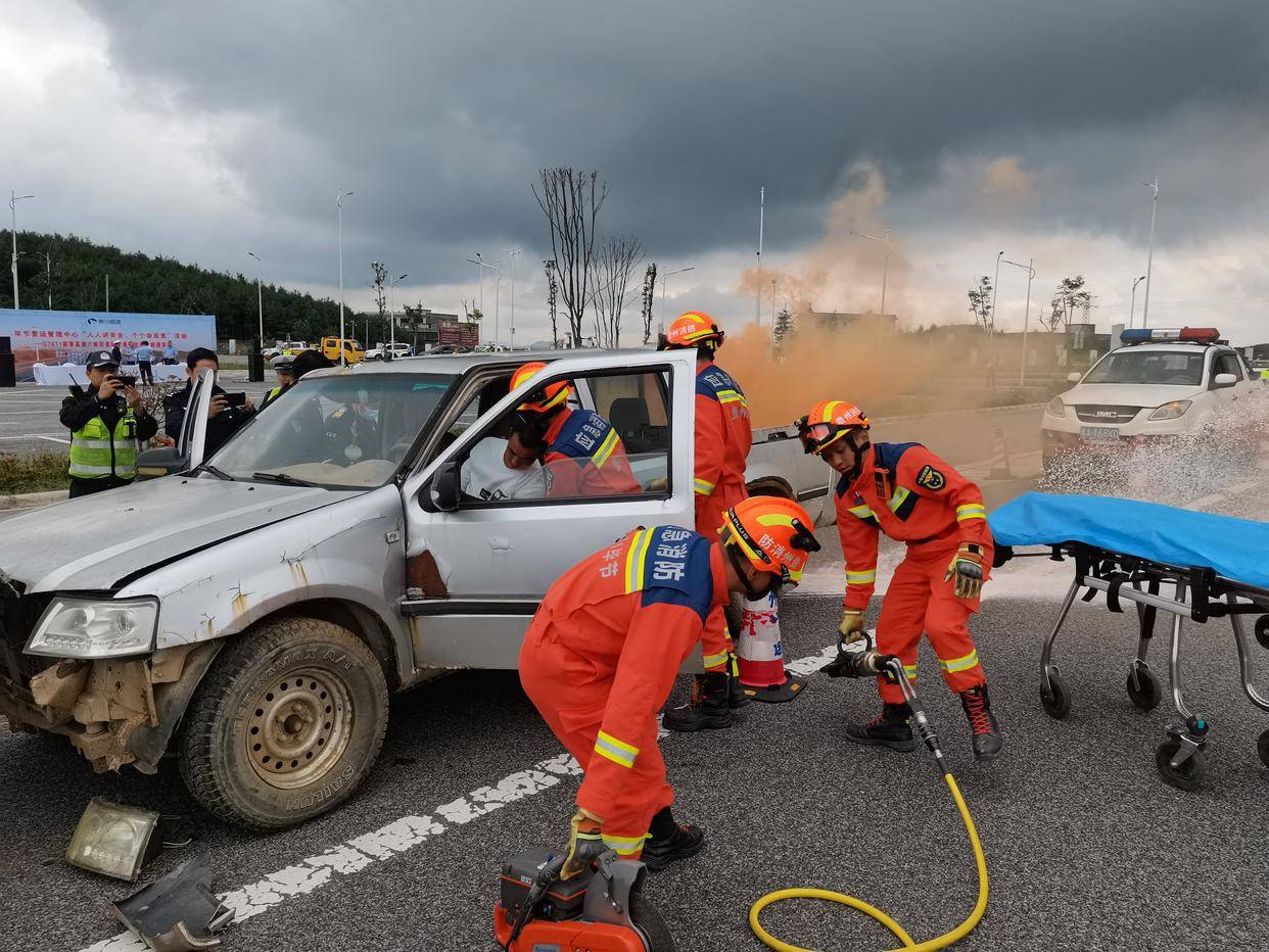威宁自治县消防救援大队开展联合多部门开展高速公路交通事故处置演练