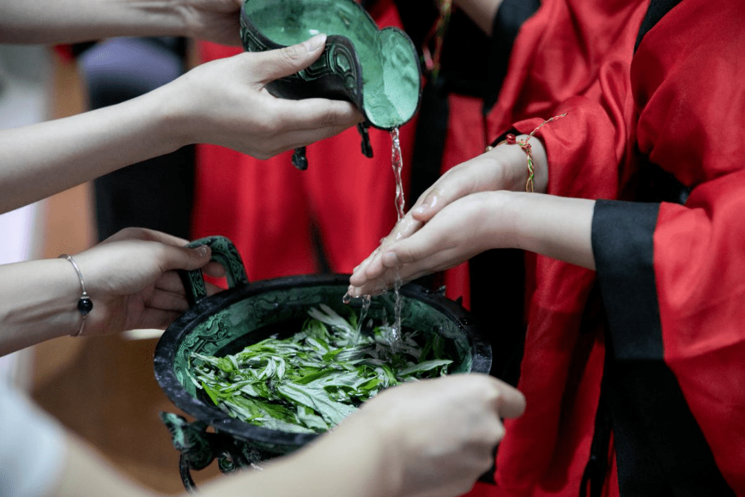 新版赛龙舟,全男版昆曲,着汉服沐兰汤……端午节公园民俗文化氛围感拉