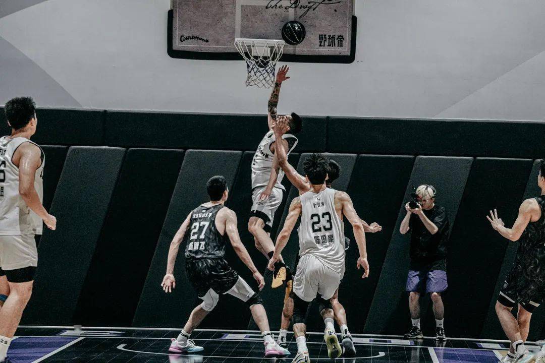 今天下午3点,野球帝粉丝节邀请赛仍在继续,将迎来又一次高潮.