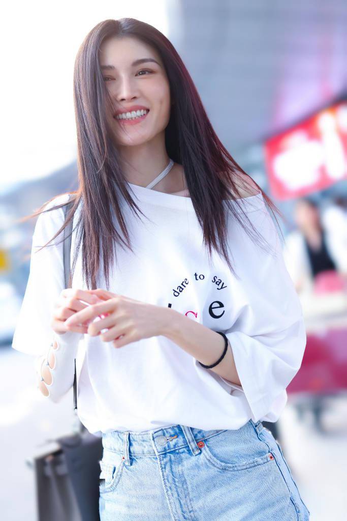 何穗白t搭牛仔短裤小腿袜成拉腿神器 露肩设计打造清纯小性感_出发