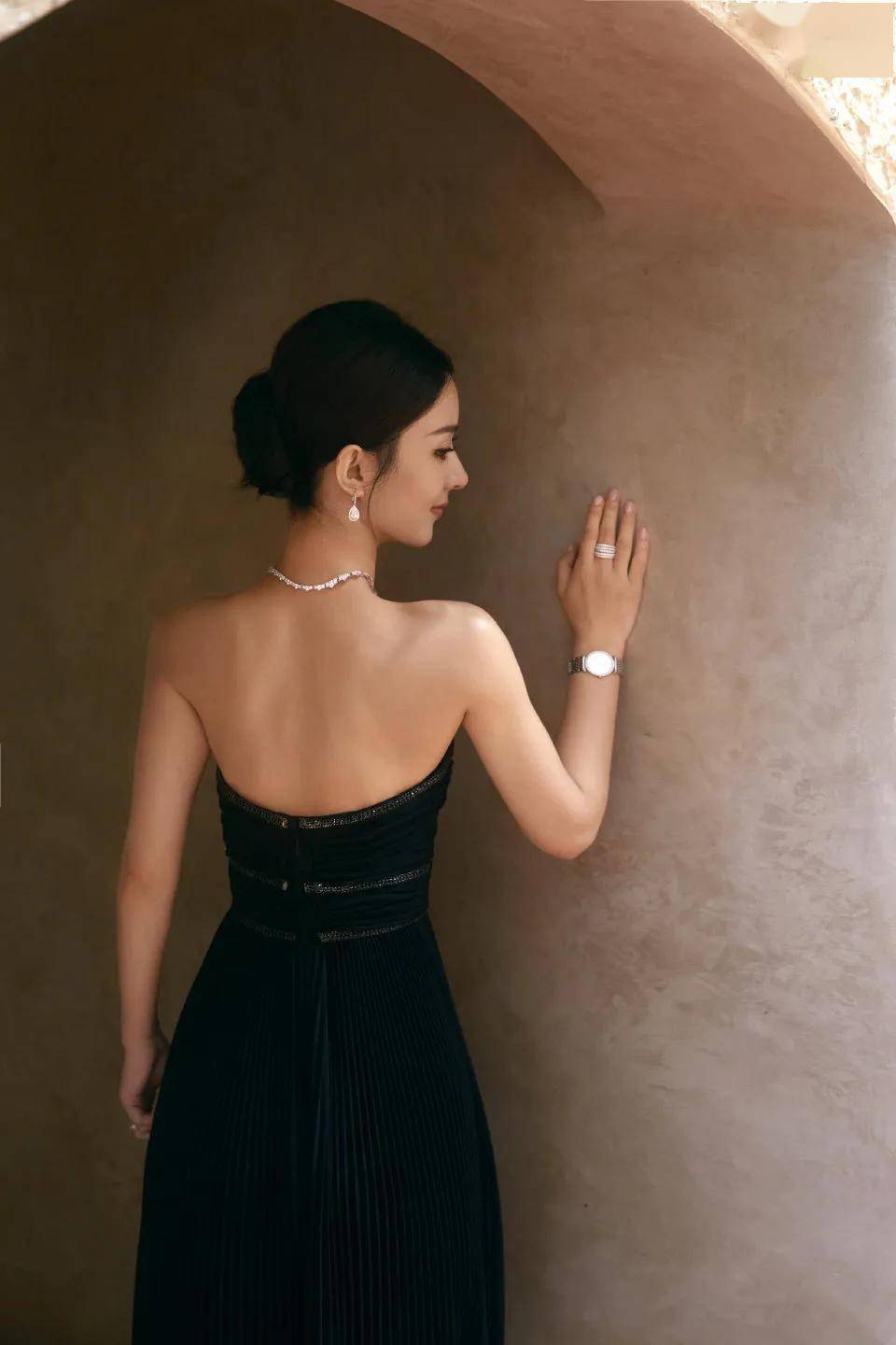 赵丽颖抹胸黑纱裙造型:优雅唯美,风韵犹存