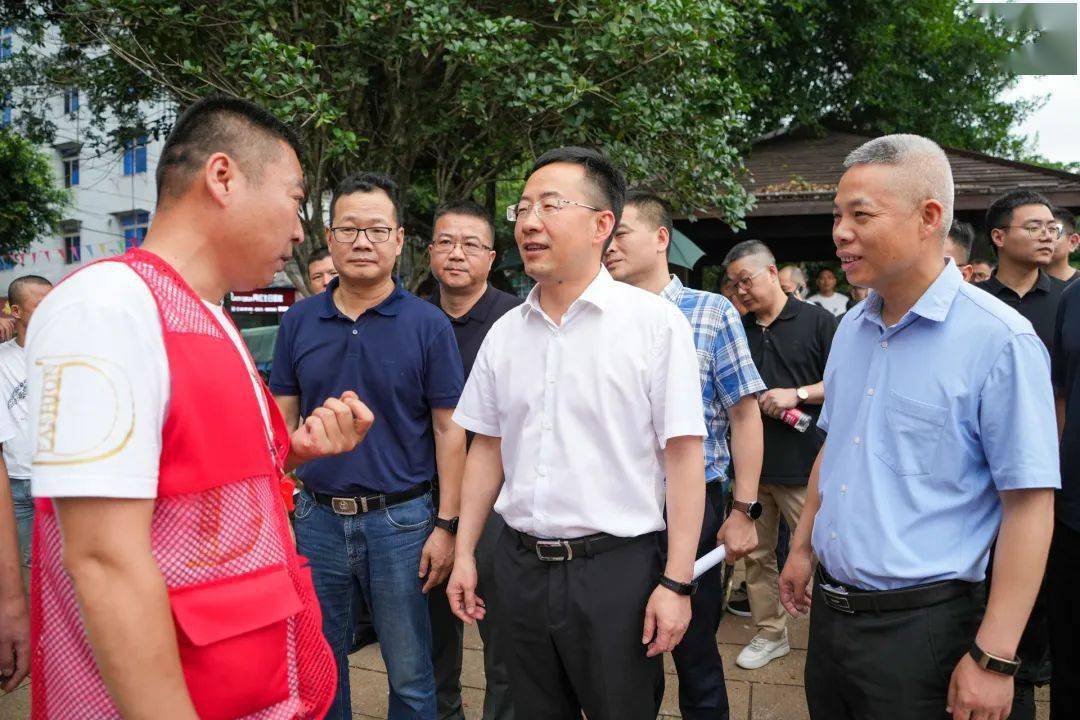 6月21日下午,市委书记李坚深入温瑞塘河沿线,实地督导龙舟观摩秩序及