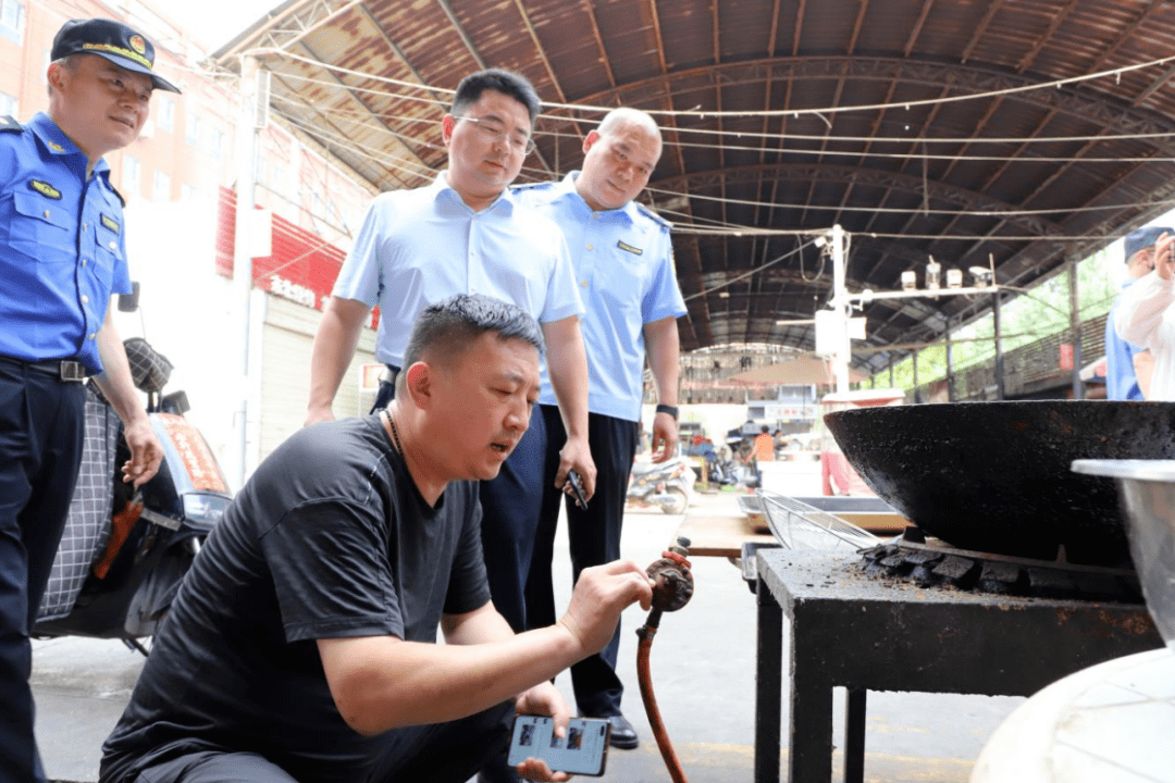 預防各類事故發生,6月23日,濉溪鎮黨委委員,副鎮長魏昌森帶領鎮建管所