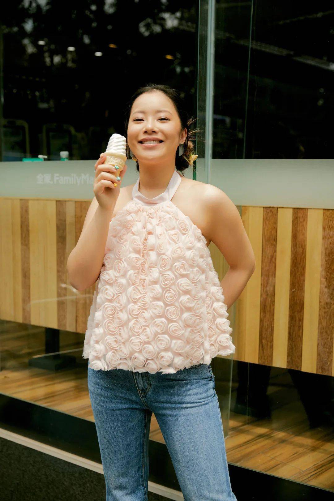 图片来源@王菊工作室王菊身穿嫩粉色花苞吊带搭配牛仔裤甜美俏皮,自信