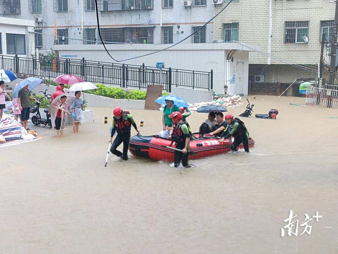 英德强降雨引发城市内涝，消防紧急转移受灾居民_英城_群众_救援
