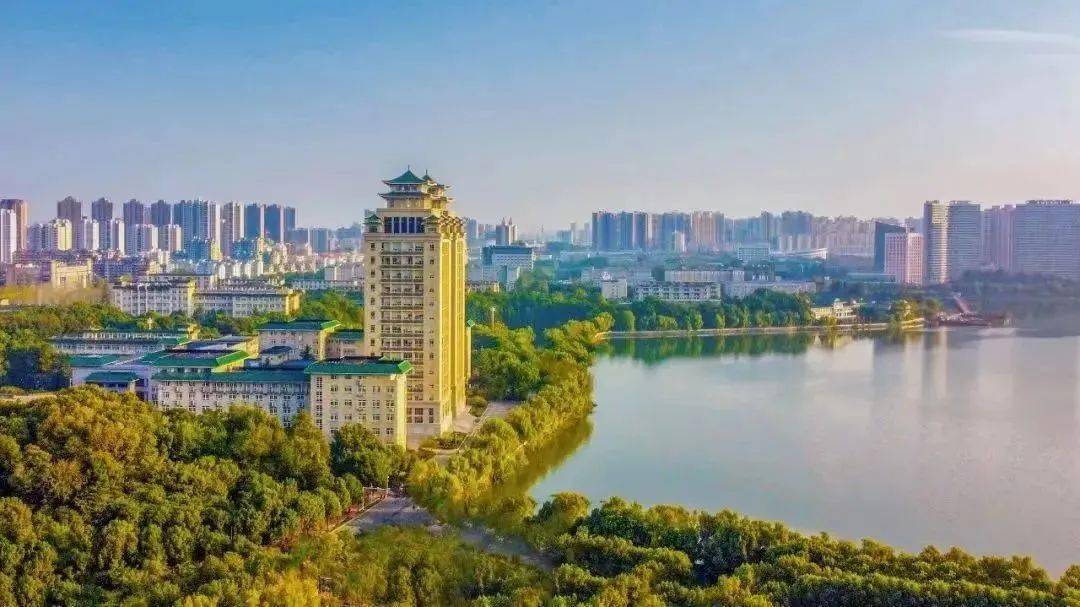 属于中南民族大学的新篇章自此更名为"中南民族大学"2002年正式由"