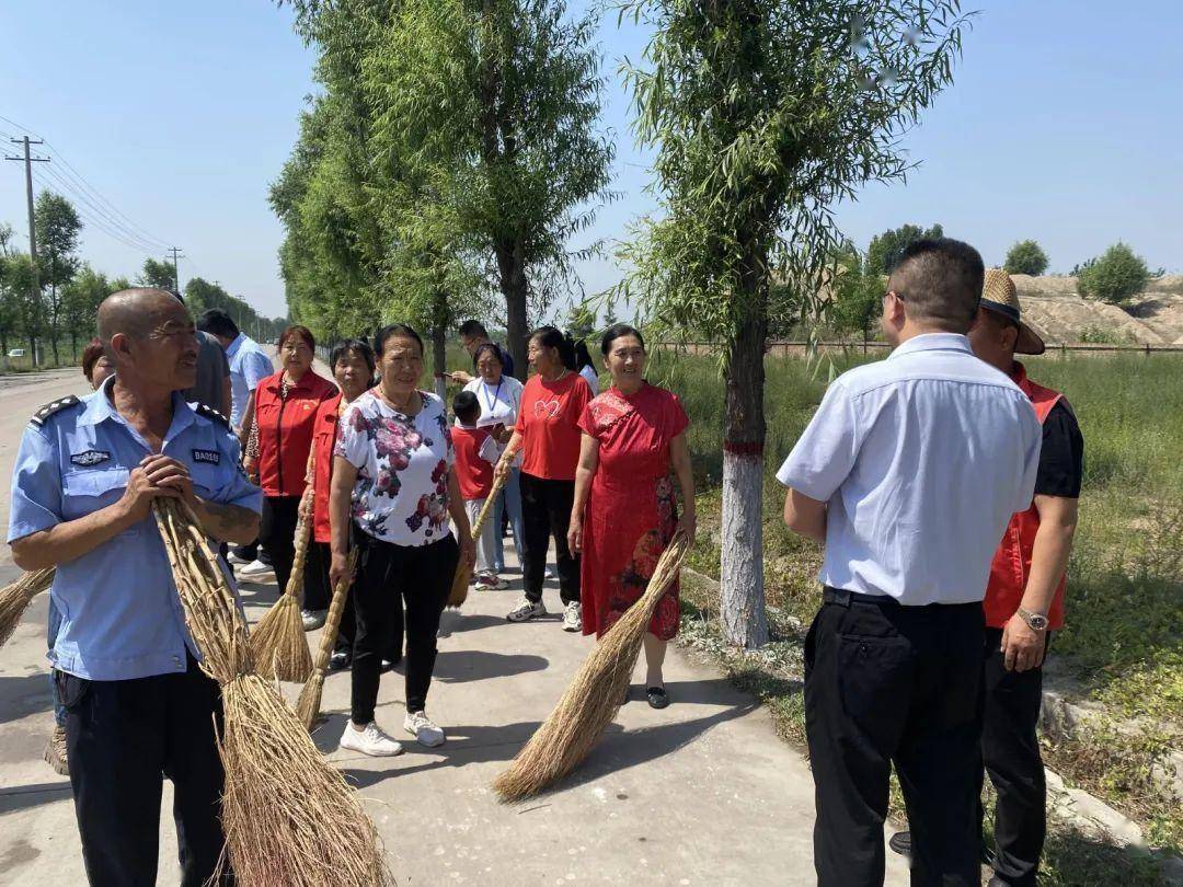 文水县凤城镇开展环境卫生集中整治日观摩活动_进行_村容村貌_问题