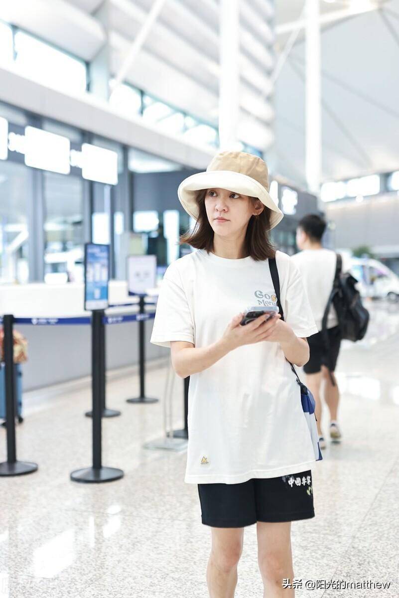 陈意涵街拍:白色体恤黑色裙子休闲潇洒_湖南_长沙_机场