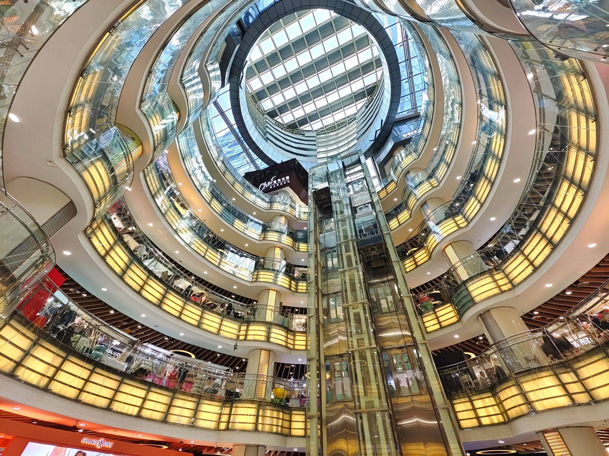 汉光百货董事长王小雨介绍,今年前四个月,店内迎来超200万客流,全渠道