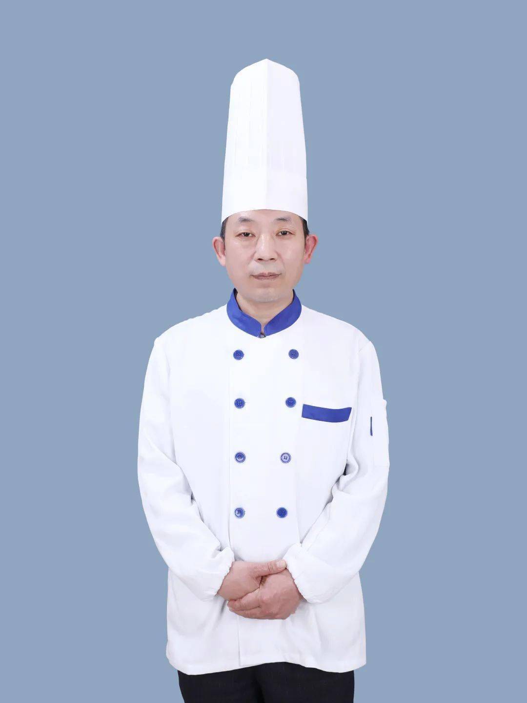 敬明勇,1998年入职北航后勤饮食服务部,从事厨师行业30多年,现任学二