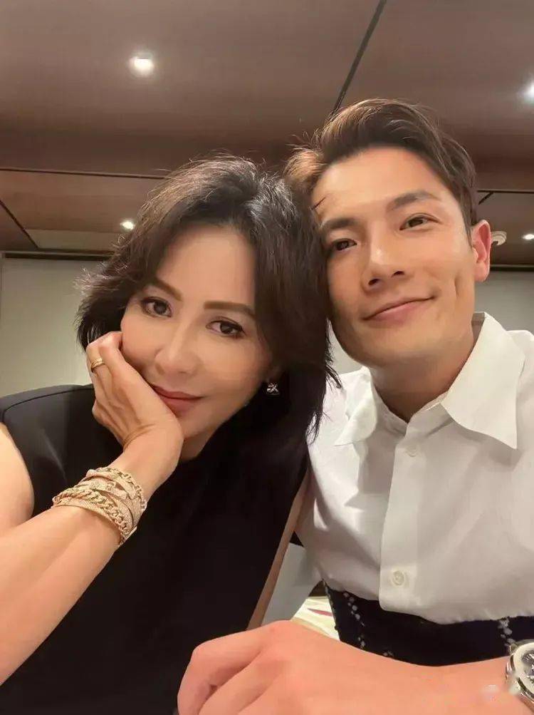 紧搂富婆合影心情佳,穿4000多衬衣肌肉紧实_刘嘉玲_日本_丁子高