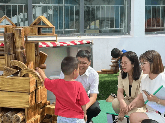 兰山区教体局幼儿发展研究室教研员郑非非,临沂古城小学校长李文娟,副
