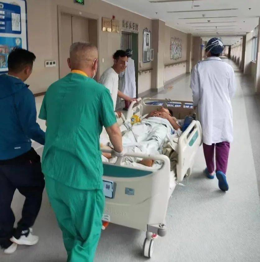 16岁藏族少年车祸遇险下肢瘫痪,沪甬两地医生联手重燃少年"站立"希望